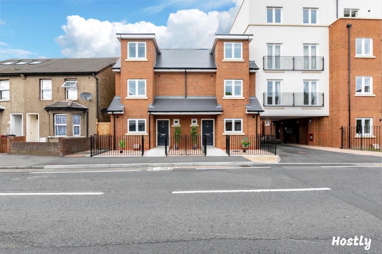 Turtle And Rabbit - Comfortable And Spacious Houses Slough Exterior photo
